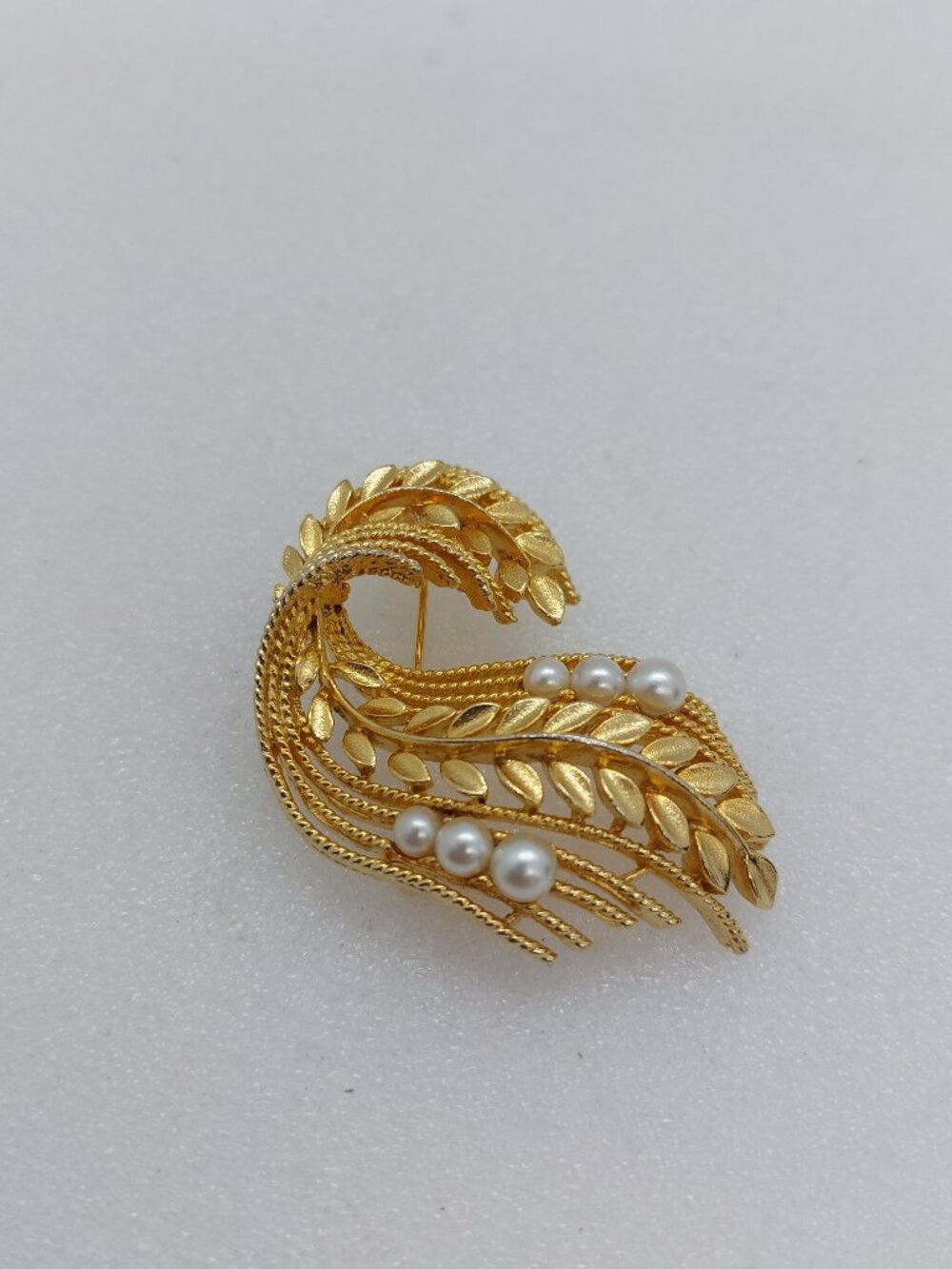 Vintage Lisner Swirling Leaf Design Gold Tone Brooch With Faux Pearls
